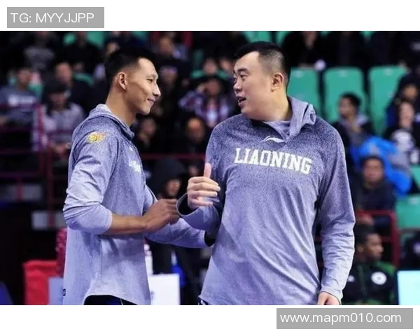 易建联与家人共同观看CBA比赛，展现家庭温馨时光